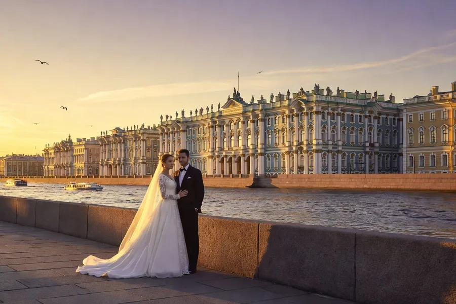Couple lors d'une séance photo de mariage devant les rives de la Neva à Saint-Pétersbourg, architecture baroque