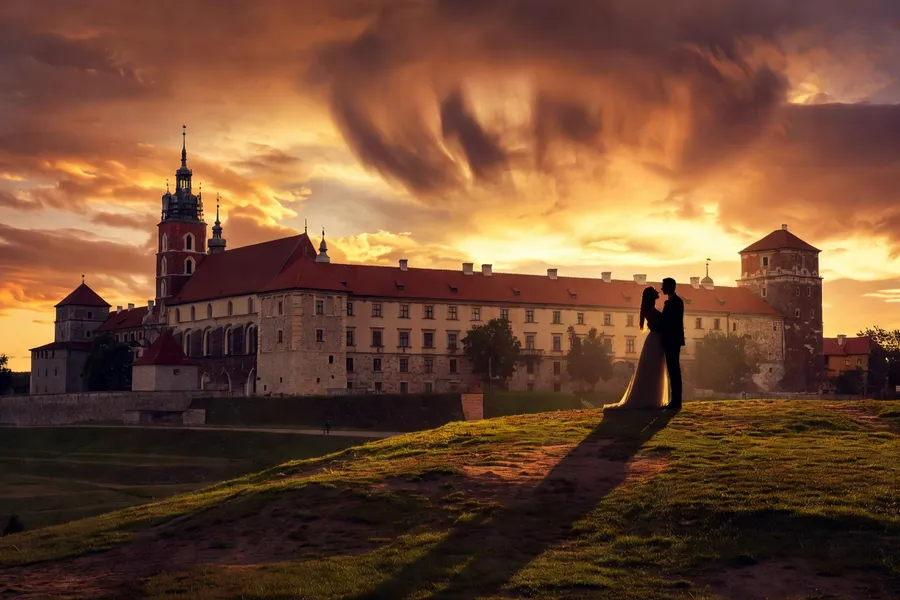 Danse polonez lors d'un mariage polonais, couple menant la procession dans une salle de bal historique